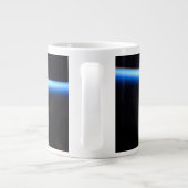 Die dünne Atmosphäre der Erde und ein blühender Mo Jumbo-Tasse (Rückseite)