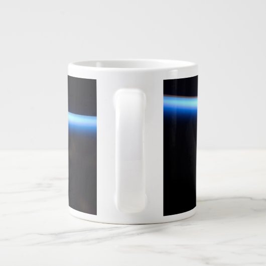 Die dünne Atmosphäre der Erde und ein blühender Mo Jumbo-Tasse (Rückseite)