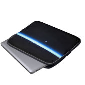 Die dünne Atmosphäre der Erde und ein blühender Mo Laptopschutzhülle (Vorne Knopf)