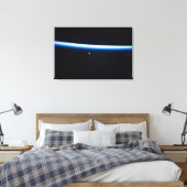 Die dünne Atmosphäre der Erde und ein blühender Mo Leinwanddruck (Insitu (Schlafzimmer))