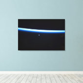 Die dünne Atmosphäre der Erde und ein blühender Mo Leinwanddruck (Insitu (Holzboden))