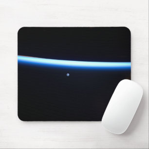 Die dünne Atmosphäre der Erde und ein blühender Mo Mousepad