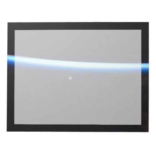 Die dünne Atmosphäre der Erde und ein blühender Mo Notizblock (Vorderseite)