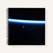 Die dünne Atmosphäre der Erde und ein blühender Mo Notizblock (Vorderseite)