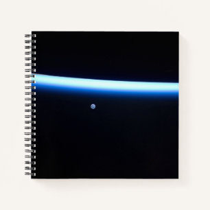 Die dünne Atmosphäre der Erde und ein blühender Mo Notizblock