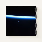 Die dünne Atmosphäre der Erde und ein blühender Mo Notizblock (Rückseite)