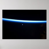 Die dünne Atmosphäre der Erde und ein blühender Mo Poster (Vorne)