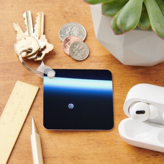 Die dünne Atmosphäre der Erde und ein blühender Mo Schlüsselanhänger (Schreibtisch)