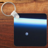 Die dünne Atmosphäre der Erde und ein blühender Mo Schlüsselanhänger (Vorderseite)