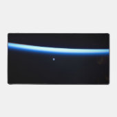 Die dünne Atmosphäre der Erde und ein blühender Mo Schreibtischunterlage (Vorderseite)