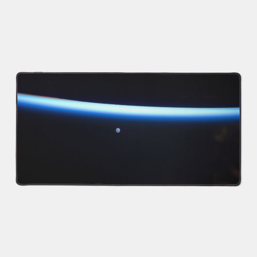 Die dünne Atmosphäre der Erde und ein blühender Mo Schreibtischunterlage (Vorderseite)