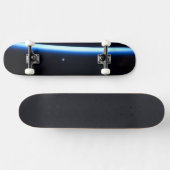 Die dünne Atmosphäre der Erde und ein blühender Mo Skateboard (Horizontal)