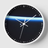 Die dünne Atmosphäre der Erde und ein blühender Mo Uhr (Vorderseite)
