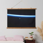 Die dünne Atmosphäre der Erde und ein blühender Mo Wandteppich Mit Holzrahmen (Schlafzimmer)