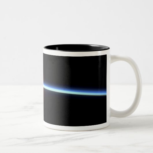 Die dünne Linie der Erdatmosphäre 2 Zweifarbige Tasse (Rechts)