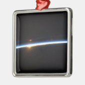 Die dünne Linie der Erdatmosphäre Ornament Aus Metall (Links)