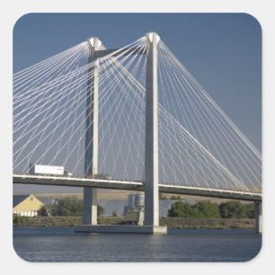 Die Ed Hendler Brücke überspannt den Columbia Rive Quadratischer Aufkleber