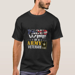 Die Ehefrau einer amerikanischen Kriegsflagge durc T-Shirt