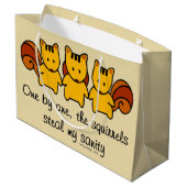 Die Eichhörnchen stehlen meine Vernunft Große Geschenktüte (Rückseite Schrägansicht)