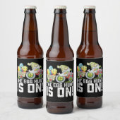 Die Eierjagd ist an sonnigen Ostern. Bierflaschenetikett (Flaschen)