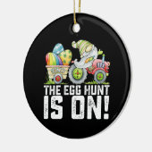 Die Eierjagd ist an sonnigen Ostern. Keramik Ornament (Links)