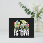 Die Eierjagd ist an sonnigen Ostern. Postkarte (Stehend Vorderseite)