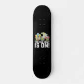 Die Eierjagd ist an sonnigen Ostern. Skateboard (Vorne)