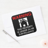 DIE EIGENSCHAFT LIEGT UNTER 24 HR-ÜBERWACHUNGSSTIC QUADRATISCHER AUFKLEBER (Umschlag)