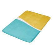 Die einfachen Waves 2 in Türkis, Gelb und Weiß Badematte (Schrägansicht)