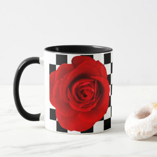 Die elegante Rose der Rose auf einem Schachbrett Tasse