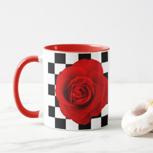 Die elegante Rose der Rose auf einem Schachbrett Tasse