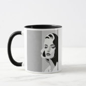 Die Eleganz einer Frau, die mit dem Blick durchboh Tasse (Links)