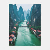 Die Embrace der Natur - Landschaftliche Flusslands Fleecedecke (Vorderseite)