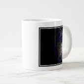 Die Erde an ihrem Äquinoktium. Jumbo-Tasse (Vorderseite Rechts)