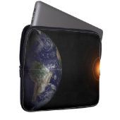 Die Erde an ihrem Äquinoktium. Laptopschutzhülle (Vorne Rechts)