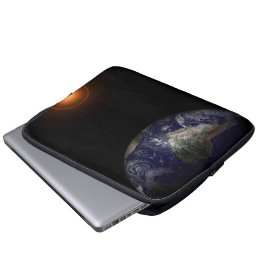 Die Erde an ihrem Äquinoktium. Laptopschutzhülle (Vorne Knopf)