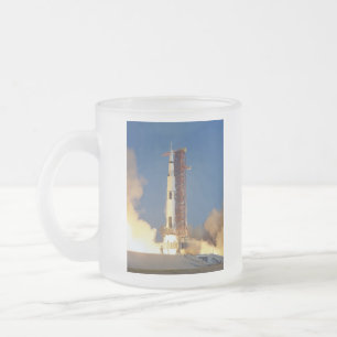 Die Erde bebt, während die Saturn V den Himmel zum Mattglastasse