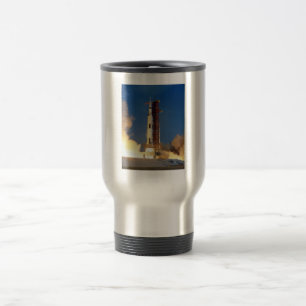Die Erde bebt, während die Saturn V den Himmel zum Reisebecher