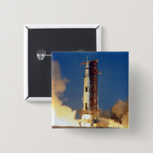 Die Erde bebt, während die Saturn V zum Mond aufst Button