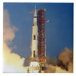 Die Erde bebt, während die Saturn V zum Mond aufst Fliese