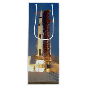 Die Erde bebt, während die Saturn V zum Mond aufst Geschenktüte Für Weinflaschen