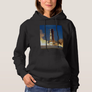 Die Erde bebt, während die Saturn V zum Mond aufst Hoodie