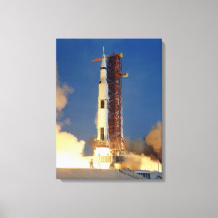 Die Erde bebt, während die Saturn V zum Mond aufst Leinwanddruck