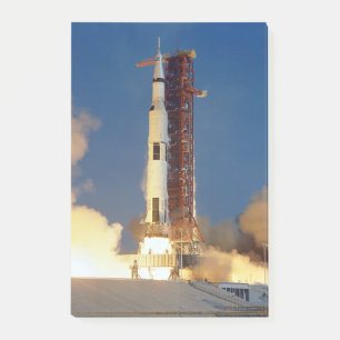 Die Erde bebt, während die Saturn V zum Mond aufst Post-it Klebezettel