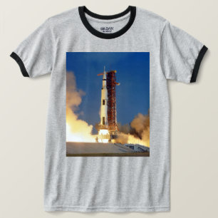 Die Erde bebt, während die Saturn V zum Mond aufst T-Shirt