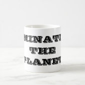 Die Erde beherrschende Kaffeetasse (Mittel)