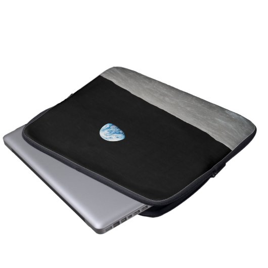 Die Erde erhebt sich über dem Mondlicht. Laptopschutzhülle (Vorne Knopf)