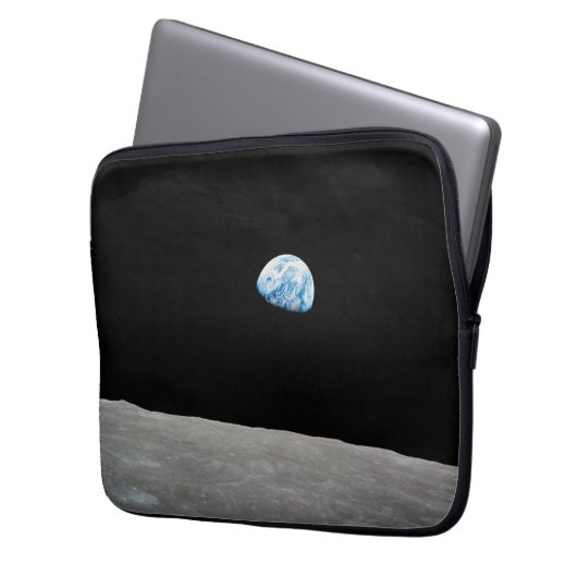 Die Erde erhebt sich über dem Mondlicht. Laptopschutzhülle (Vorderseite Links)