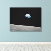 Die Erde erhebt sich über dem Mondlicht. Leinwanddruck (Insitu (Holzboden))