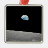 Die Erde erhebt sich über dem Mondlicht. Ornament Aus Metall (Vorne)